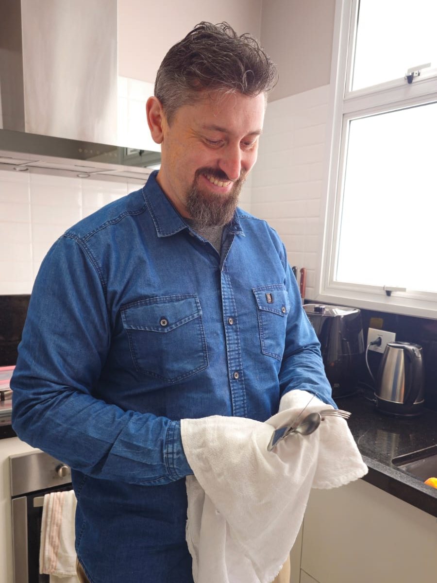 Secando os talheres na cozinha