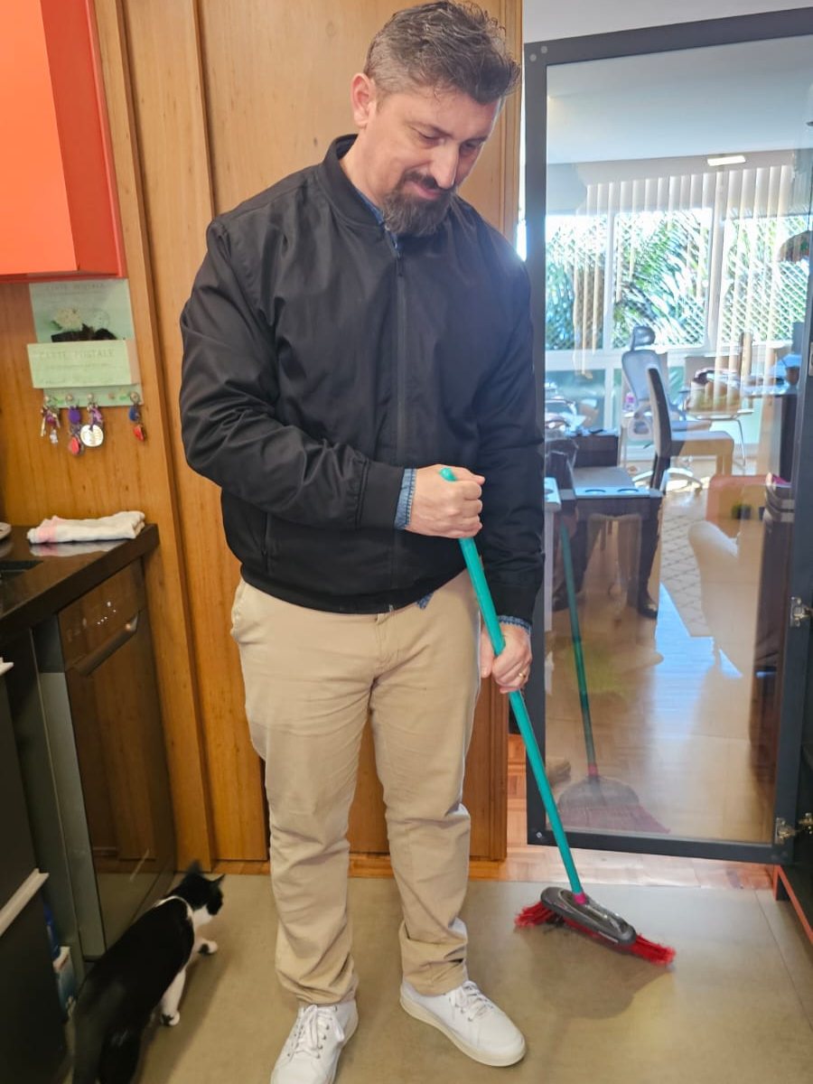 Varrendo o chão da cozinha