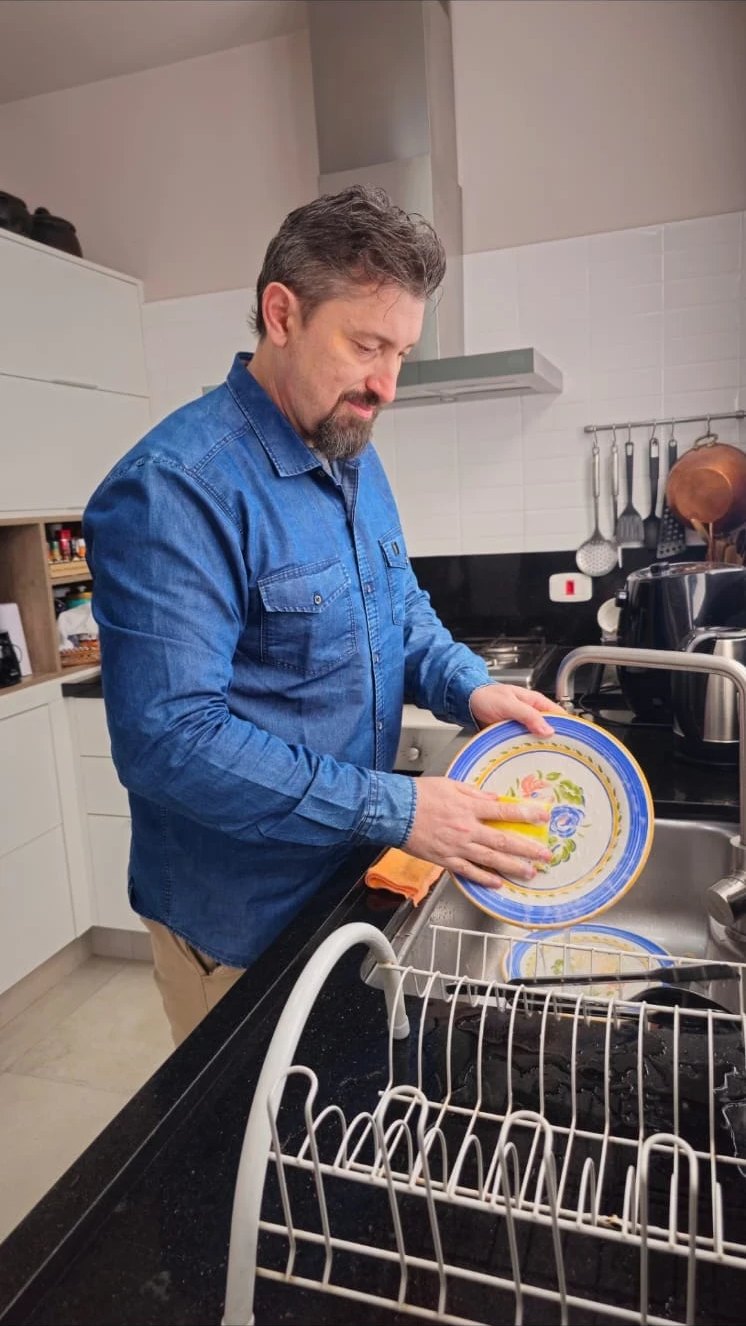 Lavando a louça na cozinha